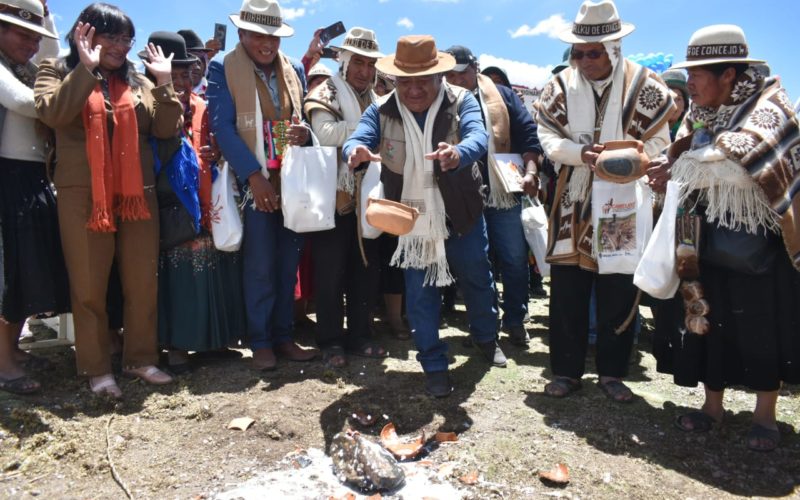 Entregan infraestructura productiva y planes de negocio a productores camélidos en Oruro