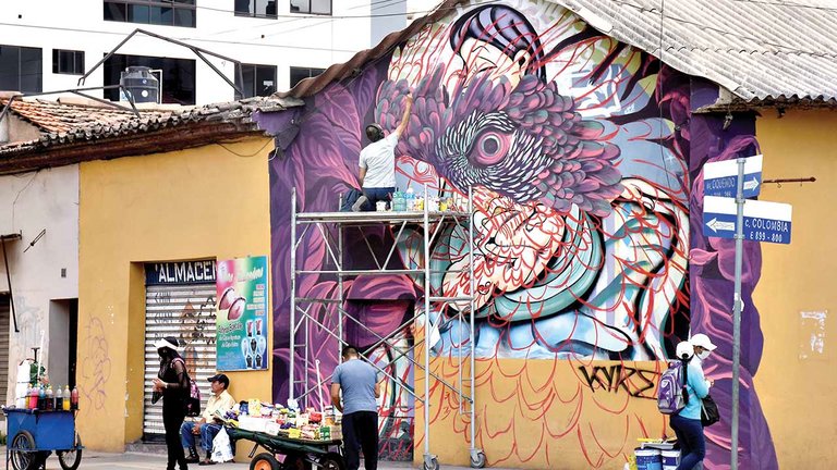 Artistas despliegan novedosas técnicas para hacer arte en muros de Cochabamba