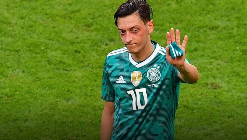 El alemán Mesut Özil anuncia su retirada