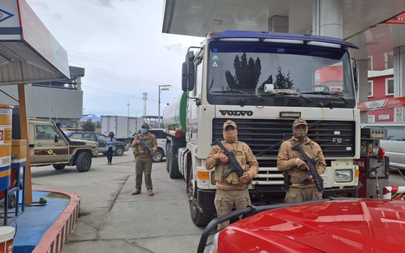 Interceptan cisterna que transportaba más de 12.000 litros de gasolina de contrabando en El Alto