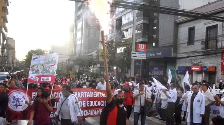Cuarto contingente de maestros partirá a La Paz y dirigentes iniciarán una huelga