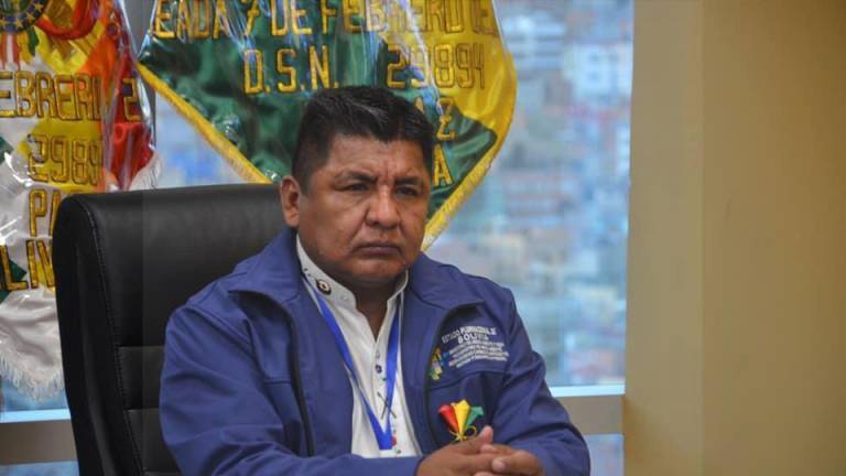 Caso coimas: Amplían investigación contra exministro Santos y activan alerta migratoria