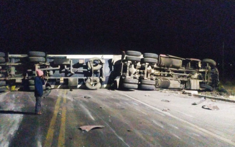 Camioneros denuncian un peaje irregular en Guaqui y lo culpan de generar un accidente