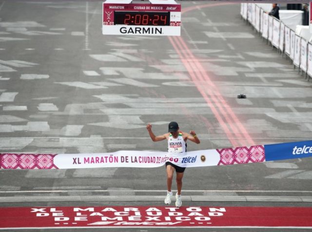 Boliviano Héctor Garibay rompe récord y gana la Maratón de México