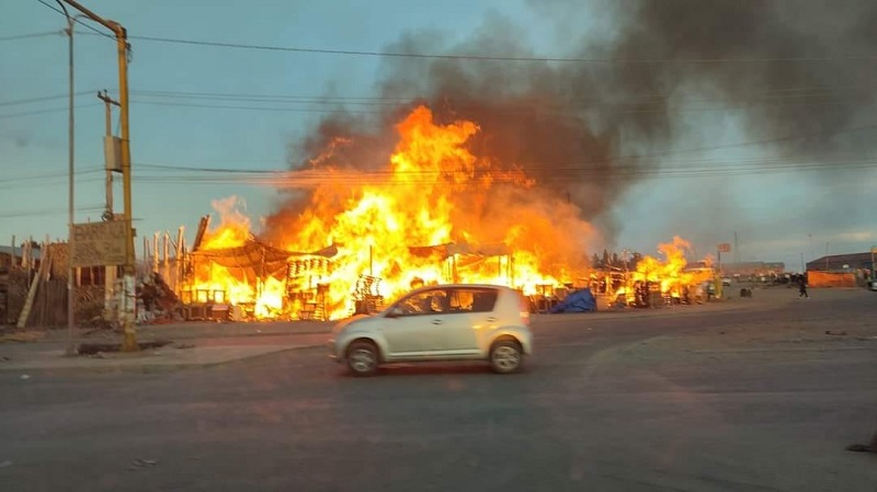 Incendio en el mercado de maderas de El Alto