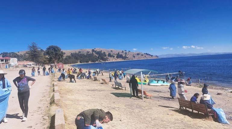 Alcalde de Copacabana señala que no tiene suficientes recursos para enfrentar la contaminación en el Titicaca