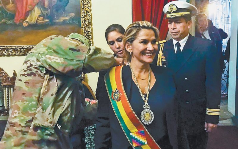 Al renunciar Morales, Áñez tenía a militares y policías a su disposición