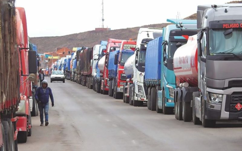 Transportistas peruanos bloquean la frontera; bolivianos piden intervención del Gobierno