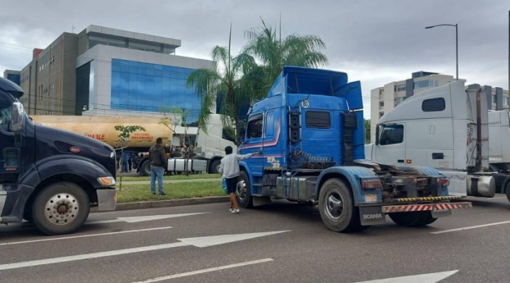 Bloqueo de cisternas en puertas de YPFB demanda importar combustible desde Argentina y Brasil