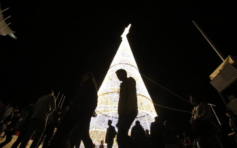 Con millones de luces, árboles gigantes y adornos se da la bienvenida a la Navidad