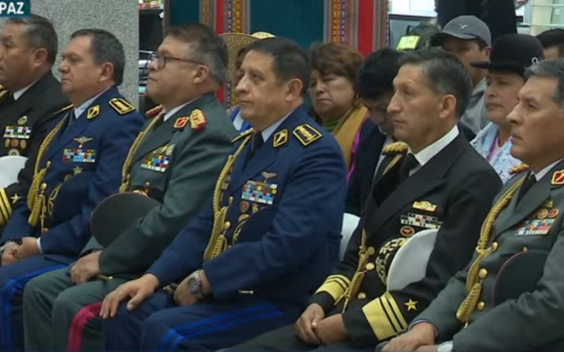 Arce posesiona a cinco altos jefes militares de las Fuerzas Armadas