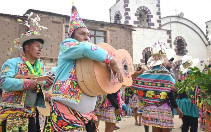 Comunidades viven el Carnaval con sus tradiciones y música