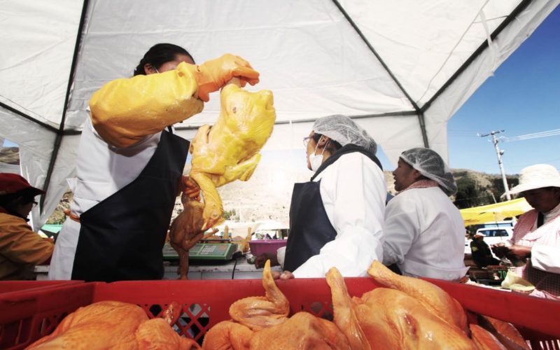 Ferias simultáneas en La Paz y El Alto ofertarán más de 4.000 unidades de pollo y otros alimentos a precio justo