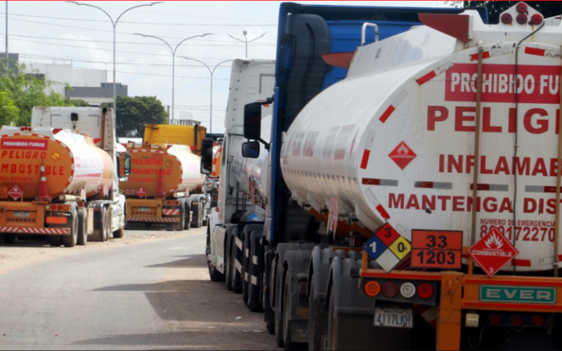 Choferes piden a YPFB asumir responsabilidades e informar sobre camiones varados en Paraguay