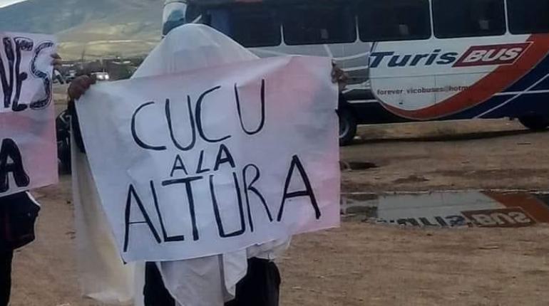Hinchas potosinos recibieron a Boca Juniors con ingeniosas pancartas en la carretera hacia Potosí