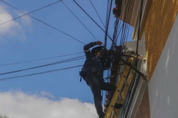 Alcaldía de Tarija inicia el retiro de la maraña de cables en desuso