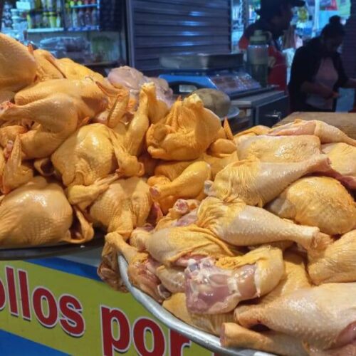 Se duplica el precio del pollo debido a los bloqueos en el país