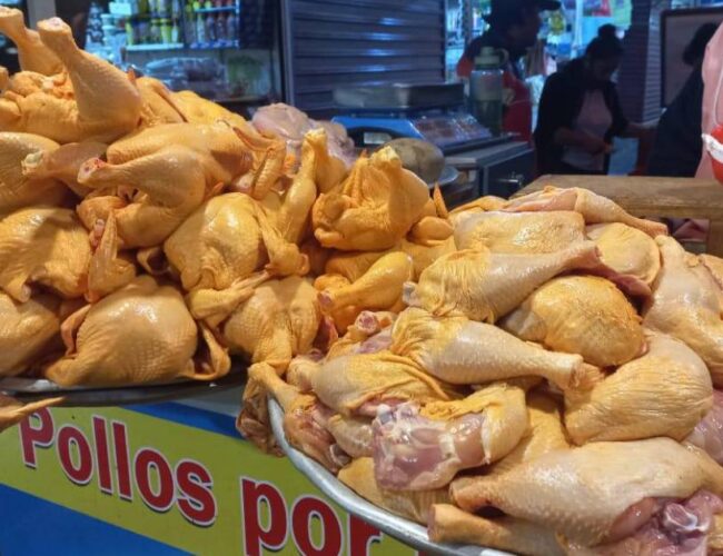 Se duplica el precio del pollo debido a los bloqueos en el país