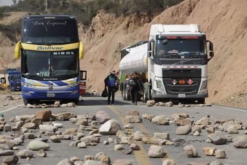 Bloqueos: No descartan un “puente aéreo” para abastecer alimentos