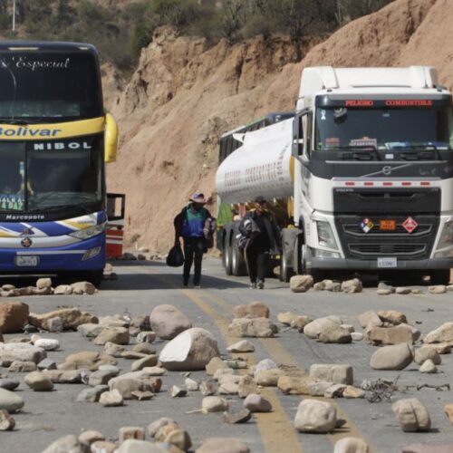 Bloqueos: No descartan un “puente aéreo” para abastecer alimentos