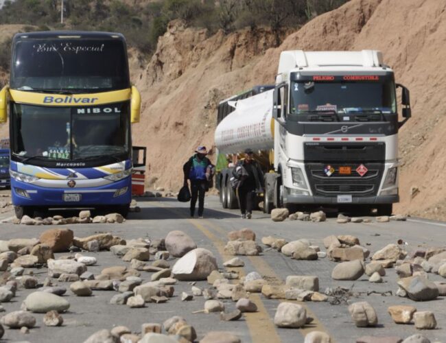 Bloqueos: No descartan un “puente aéreo” para abastecer alimentos