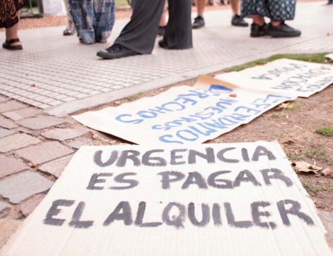 Inquilinos de viviendas y comercios alertan que están al borde de la calle por la crisis económica