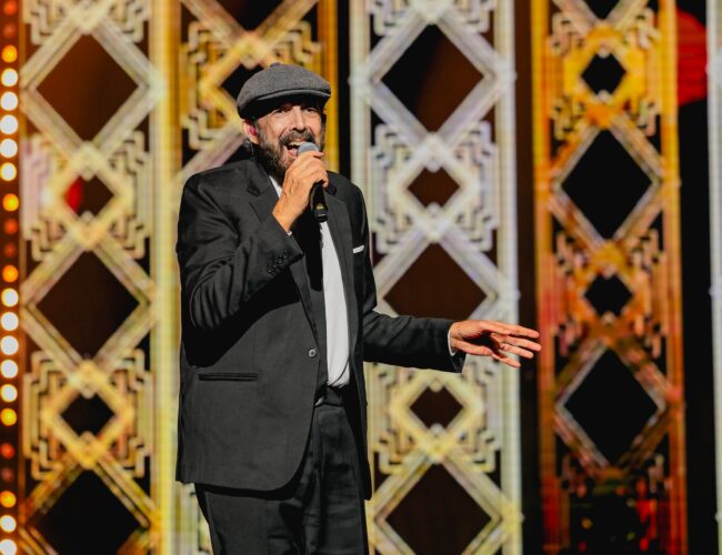 El dominicano Juan Luis Guerra triunfa en los Grammy Latinos en Miami