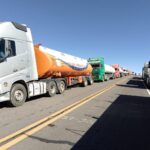 Cisterneros denuncian que en Argentina suspenden en carguío de combustible para Bolivia