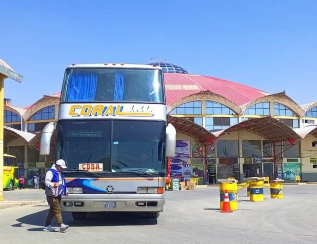 Levantado el bloqueo en Parotani, vuelven los viajes de Oruro y La Paz a Cochabamba