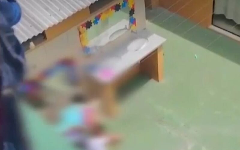 Dos aprehendidas: un video muestra violencia contra un niño en una guardería