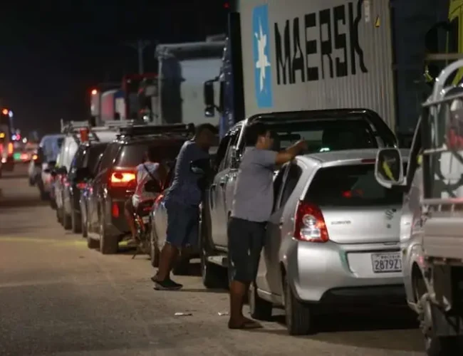 Caos y colas por combustible: “Son 12 horas de espera o más, todo esto es agotador”, se quejan los conductores