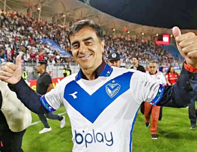 Gustavo Quinteros hace historia con Vélez en Argentina