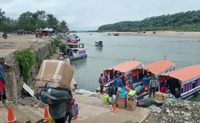 Argentinos cruzan la frontera de Bolivia para llevarse todo tipo de productos desde Bermejo