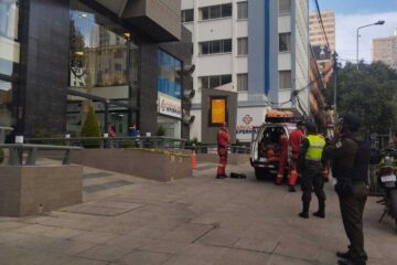 Un hombre que intentó saltar del piso 15 de un edificio en La Paz es aprehendido por la muerte de una mujer