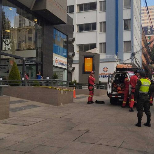 Un hombre que intentó saltar del piso 15 de un edificio en La Paz es aprehendido por la muerte de una mujer