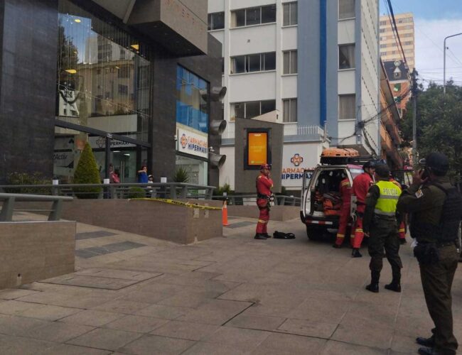 Un hombre que intentó saltar del piso 15 de un edificio en La Paz es aprehendido por la muerte de una mujer