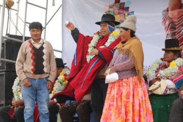 Vicepresidente entrega viviendas, alcantarillado, enlosetado de calles y una antena radio base de telefonía celular en el municipio de Calamarca