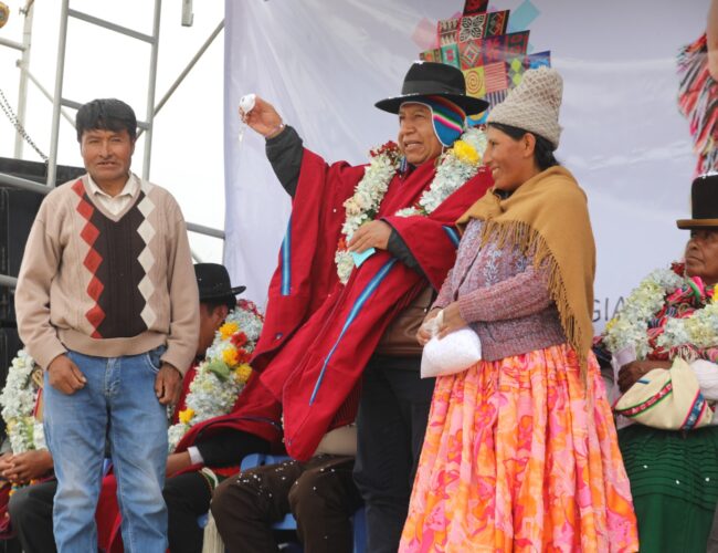 Vicepresidente entrega viviendas, alcantarillado, enlosetado de calles y una antena radio base de telefonía celular en el municipio de Calamarca