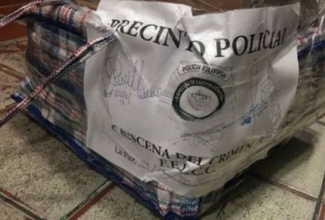 Una mujer llevaba casi Bs 3 millones en cajas de cartón, fue arrestada