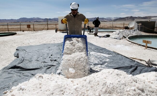 Experto alerta: Sin una ley del litio, los contratos para explotar el Salar de Uyuni son inviables