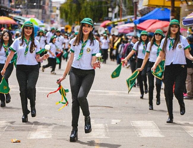 Derrochan alegría, tradición y cultura en el último convite en Oruro, la Entrada de Antaño en Sucre y el Corso infantil en Santa Cruz