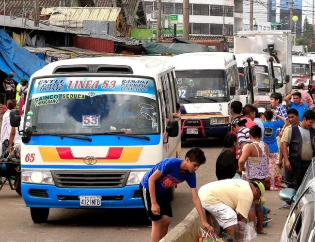 En Santa Cruz, los micreros devuelven cambio con caramelos tras el incremento del pasaje a Bs 2,30