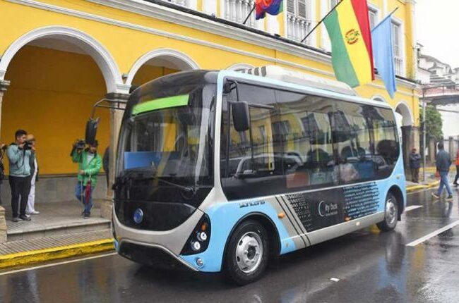 Quantum niega sobreprecio en bus eléctrico