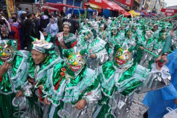 La ‘Farándula de Pepinos’ anima los festejos del Carnaval en Bolivia